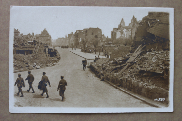 Ansichtskarte Foto AK Peronne 1914-1918 zerstörte Häuser Gefangener Engländer wird eskortiert deutsche Soldaten Straße Ortsansicht Frankreich France 80 Somme
